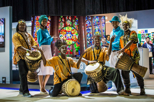 삼성전자가 지난 24일(현지시간) 남아프리카공화국 케이프타운에서 아프리카 포럼을 개최했다. 남아프리카공화국 케이프타운에서 열린 삼성 아프리카 포럼에서 삼성전자 모델들이 QLED TV를 소개하고 있다.<삼성전자 제공>